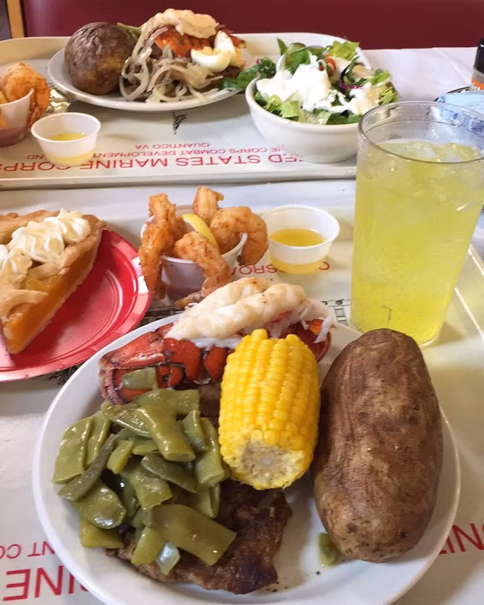  Đặc vụ FBI và các đơn vị đặc nhiệm - Mỹ: Vì phải vận động nhiều nên những người làm ở các bộ phận này phải nạp hơn 3.000 calo mỗi ngày. Thực đơn của họ rất phong phú, nhưng phải đầy đủ đạm và carbs.