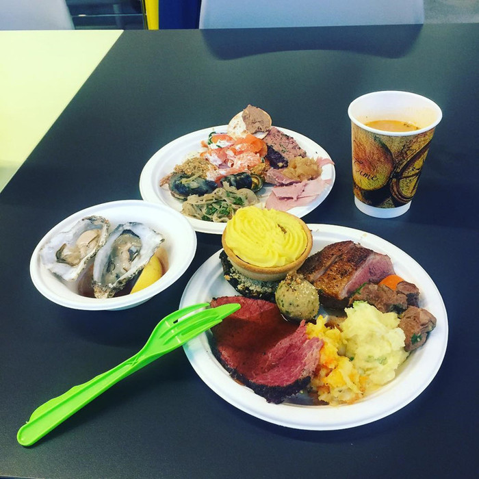  Nhân viên mạng xã hội - Hong Kong: Ở đây bạn chỉ phải trả tiền cho café, còn lại đều là thức ăn miễn phí phục vụ trong bếp. Một phần ăn có thể giúp cho 3 người no nê, và bạn thậm chí có thể mang thức ăn vặt về nơi làm việc.