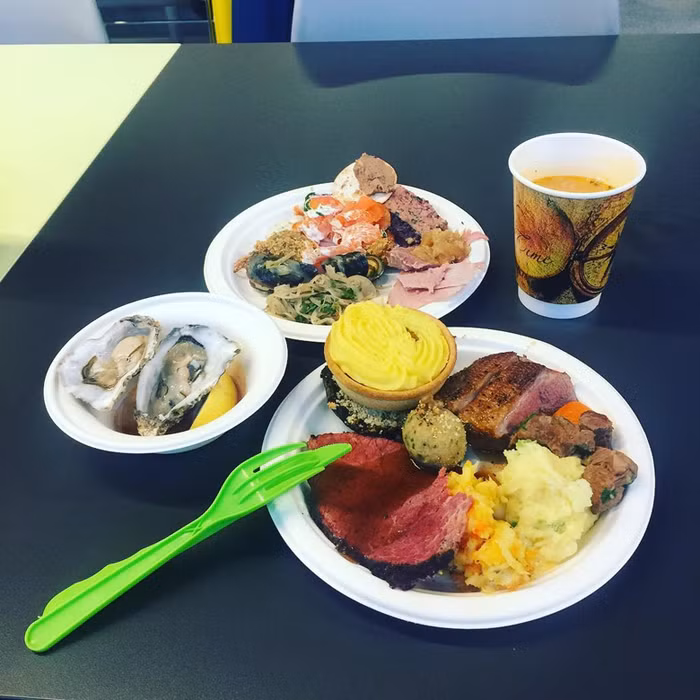  Nhân viên mạng xã hội - Hong Kong: Ở đây bạn chỉ phải trả tiền cho café, còn lại đều là thức ăn miễn phí phục vụ trong bếp. Một phần ăn có thể giúp cho 3 người no nê, và bạn thậm chí có thể mang thức ăn vặt về nơi làm việc.