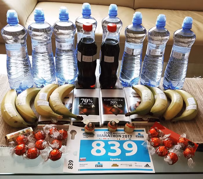 Vận động viên marathon - Slovakia: Đây là tất cả những gì một vận động viên marathon được phép ăn trong khi đang chạy, gồm chuối, kẹo, socola, nước ngọt, và rất nhiều nước uống, giúp họ bù đắp gần 3.000 calo bị mất.