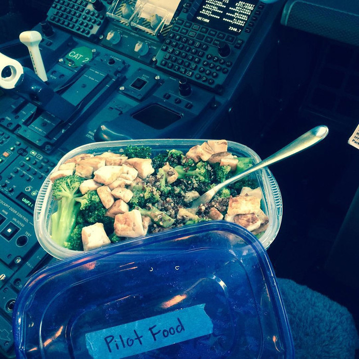  Phi công máy bay (hãng nhỏ) - Mỹ: Họ có thể tự nấu nướng tại khu bếp của sân bay, hoặc mang theo thức ăn đã nấu sẵn ở nhà.