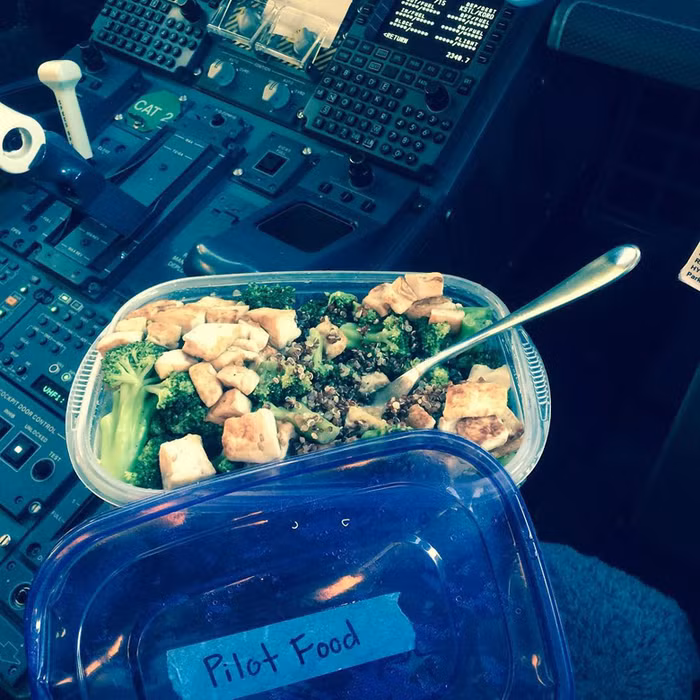  Phi công máy bay (hãng nhỏ) - Mỹ: Họ có thể tự nấu nướng tại khu bếp của sân bay, hoặc mang theo thức ăn đã nấu sẵn ở nhà.