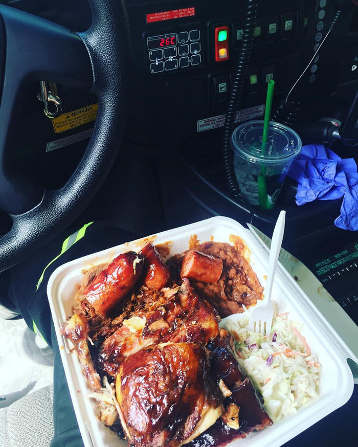  Bác sĩ khoa cấp cứu - Canada: Công việc này đòi hỏi các bác sĩ vừa đi vừa ăn, nên họ luôn phải mua thức ăn nhanh dọc đường, hoặc làm từ nhà mang theo.