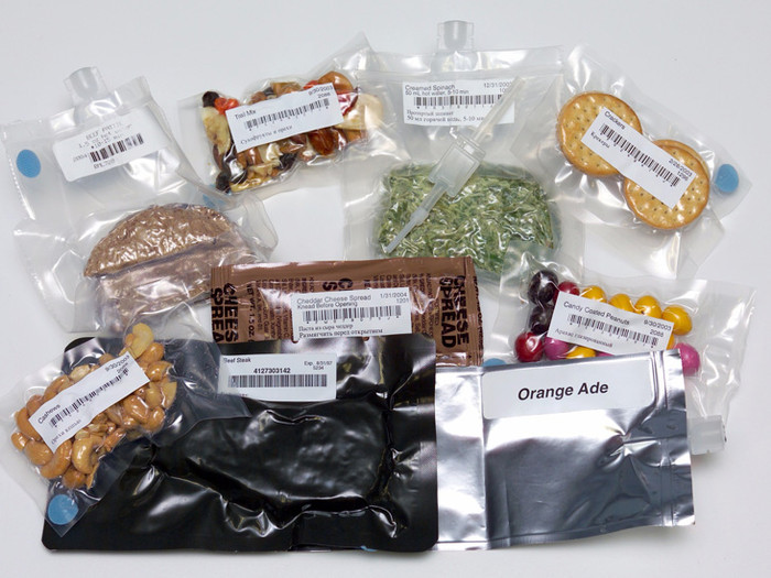  Phi hành gia NASA - Mỹ: Công việc này đòi hỏi mỗi ngày phải tiêu thụ khoảng 3.500 calo. Tất cả thức ăn đều phải được đóng gói chân không, ngay cả gia vị cũng phải được chế biến ở dạng lỏng. Để chuẩn bị bữa ăn, các phi hành gia đem các bọc thức ăn luộc chín trong một chiếc nồi chuyên dụng.