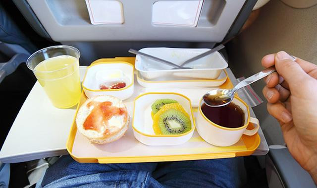 Những thực phẩm nên và không nên ăn khi đi máy bay ảnh 2 di may bay nhat dinh ban phai biet nen va khong nen an nhung thuc pham nay - 2