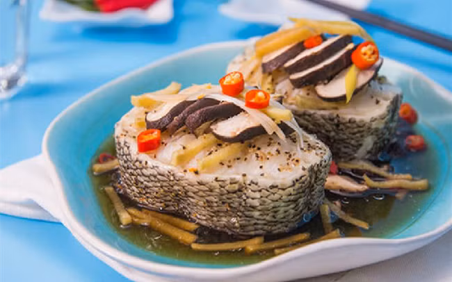 Bé 11 tuổi bị dị ứng thực phẩm đã tử vong sau khi hít mùi cá nấu - Ảnh 1.