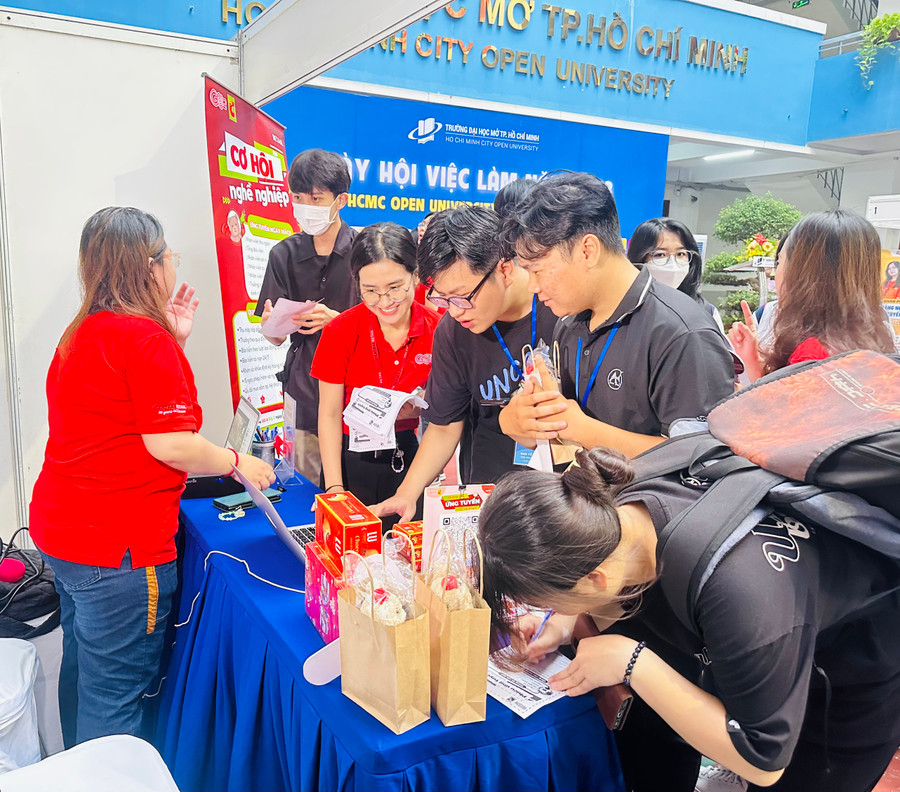 Sinh viên nộp hồ sơ ứng tuyển vào một doanh nghiệp.