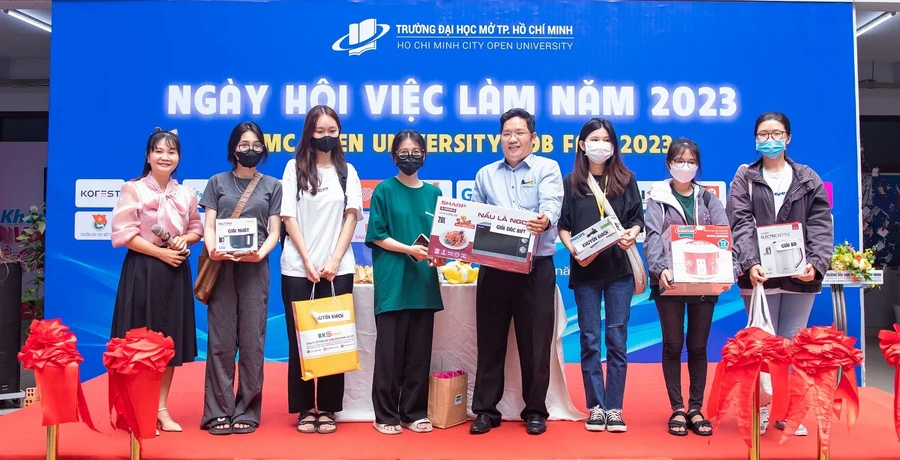 Một doanh nghiệp trao quà cho sinh viên.