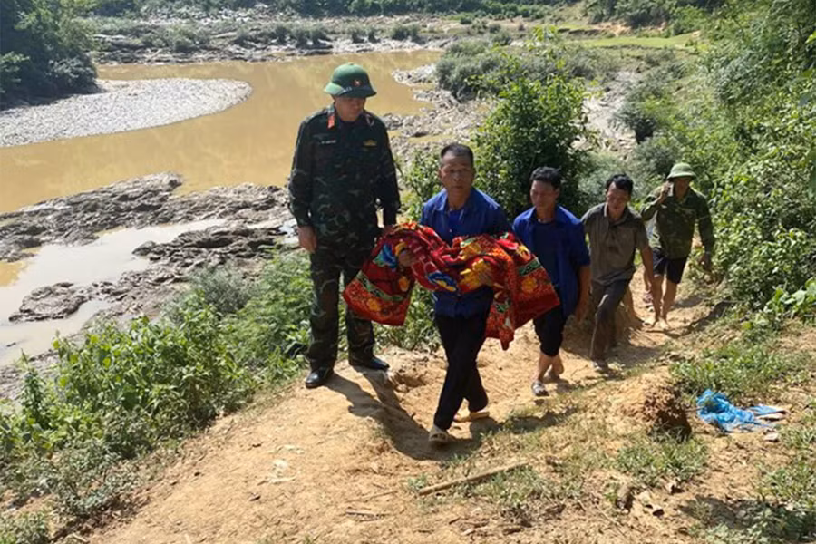 Lực lượng chức năng tìm thấy thi thể của em L.T.B.T. (huyện Tương Dương, Nghệ An). Ảnh: ĐB.