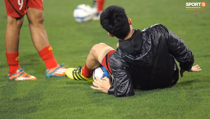 Hài hước khoảnh khắc Đình Trọng đi lạc vào khung thành, nhõng nhẽo đồng đội khi bị ngã - Ảnh 6.