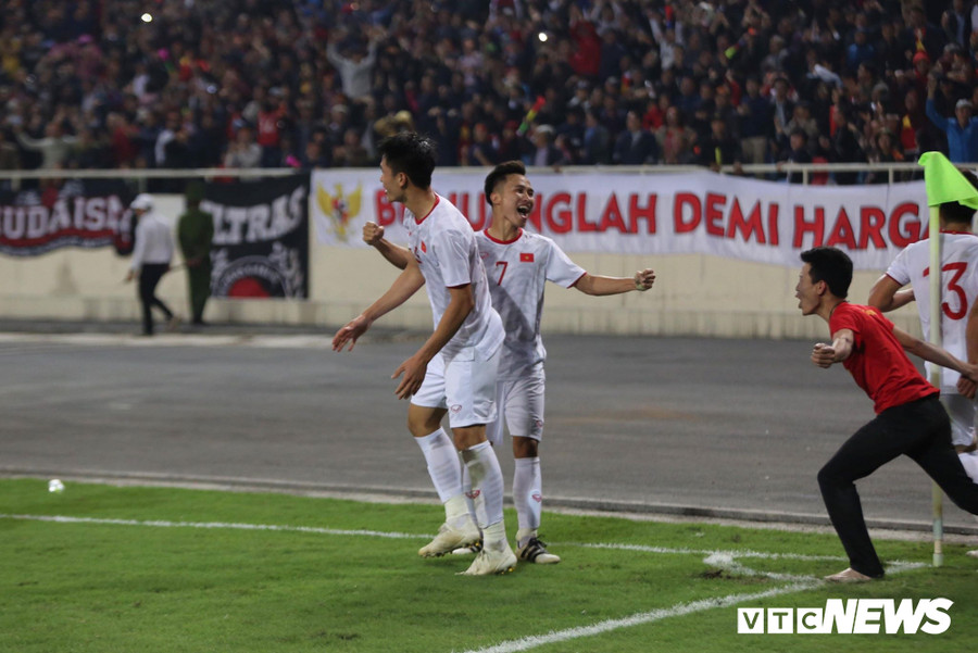 Sự cố xảy ra ngay sau bàn mở tỉ số của U23 Việt Nam. Một cổ động viên quá khích đã lao thẳng xuống sân và chia vui cùng các cầu thủ.