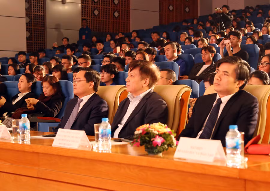 Các đại biểu dự lễ khai mạc