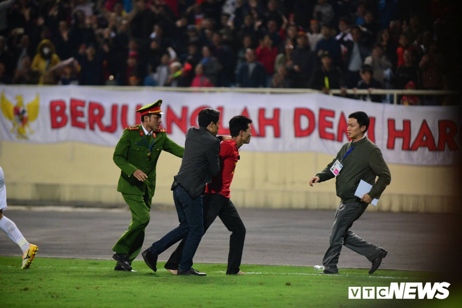 Cổ động viên này nhanh chóng bị đưa ra khỏi sân