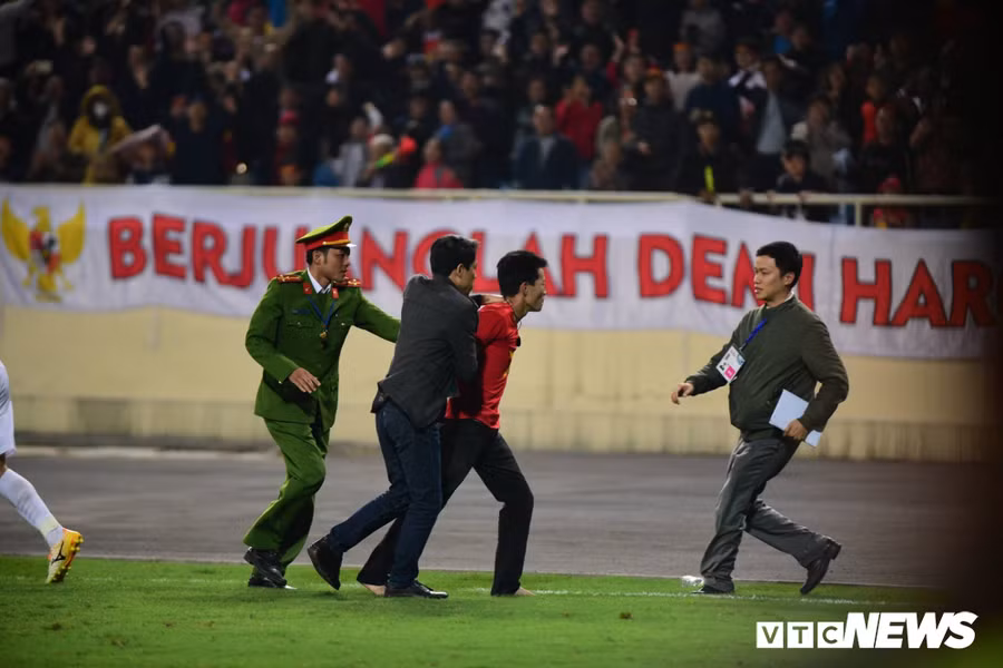 Cổ động viên này nhanh chóng bị đưa ra khỏi sân