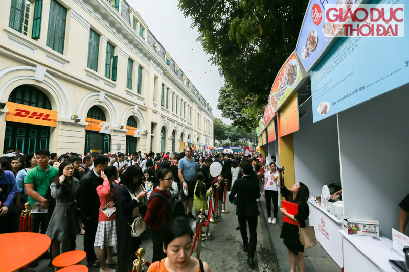 Rất đông người dân thủ đô đến tham dự lễ hội