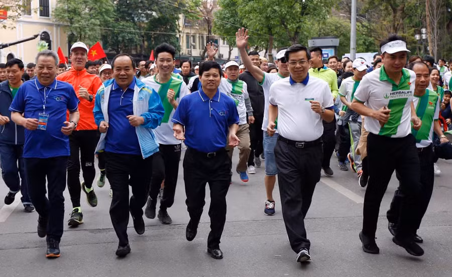 Các đại biểu cùng đông đảo mọi người hưởng ứng tham gia Ngày chạy Olympic vì sức khỏe toàn dân - Lễ phát động Giải chạy Báo Hànộimới mở rộng lần thứ 46 - Vì hòa bình năm 2019. 