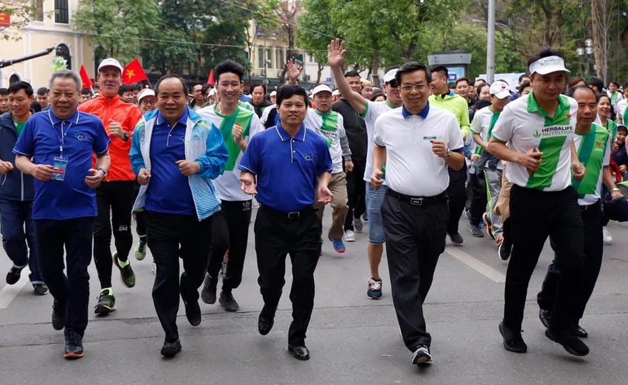 Các đại biểu cùng đông đảo mọi người hưởng ứng tham gia Ngày chạy Olympic vì sức khỏe toàn dân - Lễ phát động Giải chạy Báo Hànộimới mở rộng lần thứ 46 - Vì hòa bình năm 2019. 