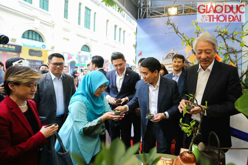 Chủ tịch UBND TP Hà Nội Nguyễn Đức Chung cùng Phó Thủ tướng, Bộ trưởng Điều phối An ninh quốc gia Singapore Tiêu Chí Hiền thưởng thức ẩm thực Singapore