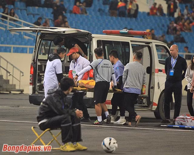 Cầu thủ Brunei đi cấp cứu sau khi va chạm với Thái Lan ảnh 3