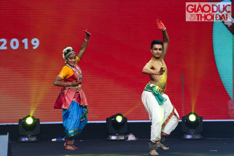 Những tiết mục văn nghệ đặc trưng cho nền văn hoá của Singapore và Việt Nam được các nghệ sĩ biểu diễn trong lễ hội