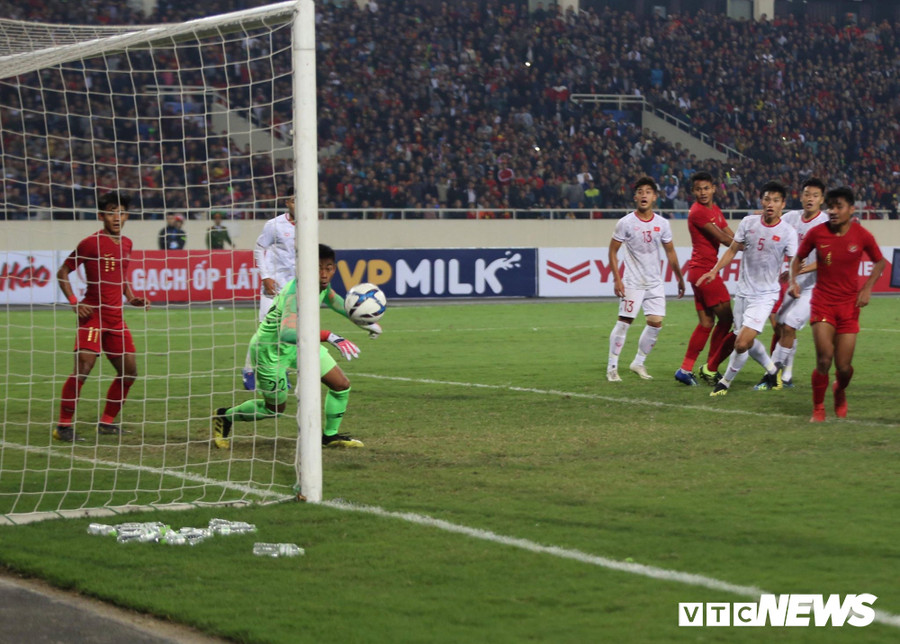 U23 Việt Nam đã trải qua trận đấu với đầy đủ cung bậc cảm xúc. Tất cả chỉ vỡ oà ở phút 90+4 khi Việt Hưng ghi bàn thắng duy nhất, giúp cơ hội vượt qua vòng loại của U23 Việt Nam trở nên rõ ràng hơn