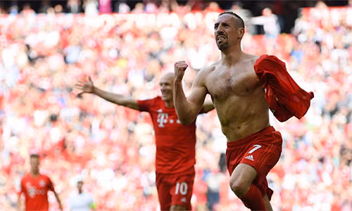 Ribery và Robben có màn chia tay giàu cảm xúc khi lần lượt vào sân rồi ghi bàn trong lần cuối khoác áo Bayern