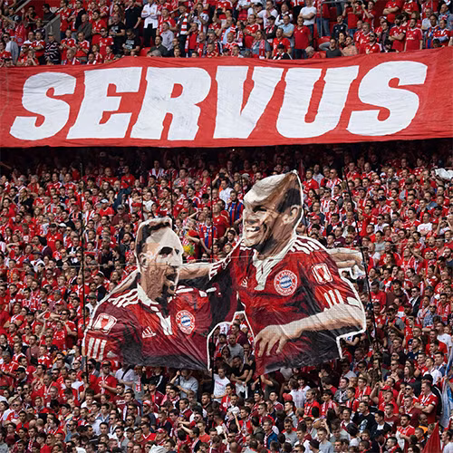 CĐV Bayern tri ân Ribery và Robben, hai công thần tận hiến cho đội bóng hơn 10 năm qua.