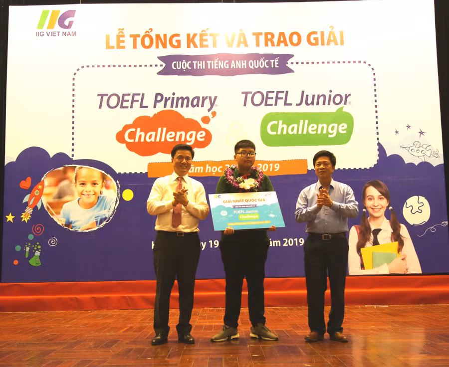 Ông Nguyễn Trọng Hoàn - Phó Vụ trưởng Vụ Trung học (Bộ GD&ĐT) và ông Đoàn Hồng Nam - Chủ tịch IIG Việt Nam trao giải Nhất Quốc gia TOEFL Junior cho thí sinh THCS