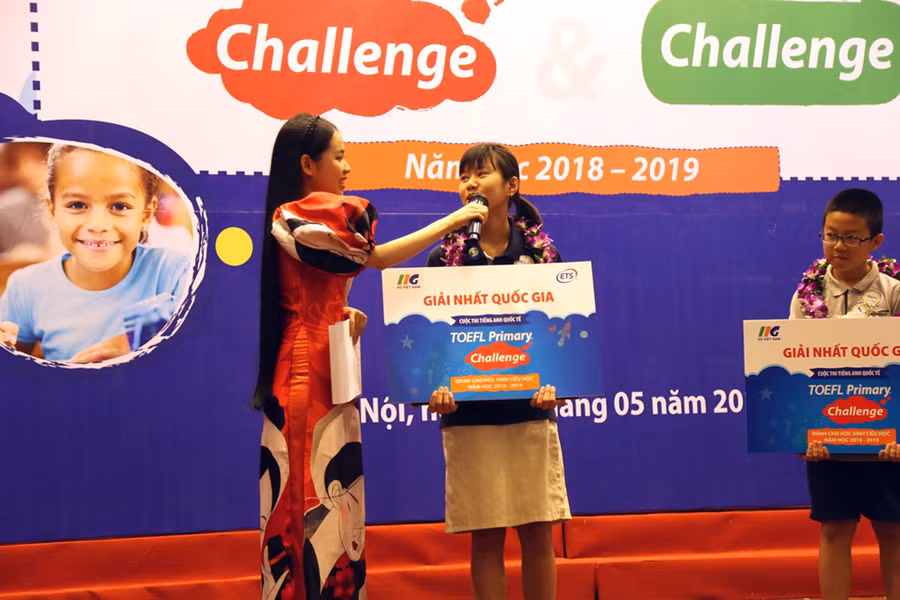 Thí sinh Nguyễn Khánh Chi – Học sinh lớp 5 – Trưởng Tiểu học Quốc tế Global, Quận Cầu Giấy, Hà Nội - đồng giải Nhất Quốc gia TOEFL Primary Challenge