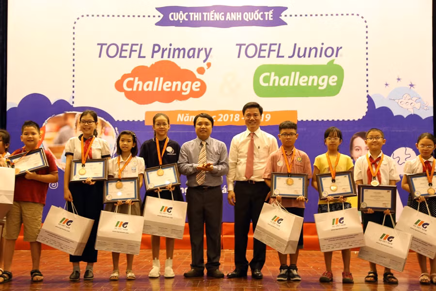 Đại diện BTC trao giải cho các thí sinh xuất sắc tại cuộc thi