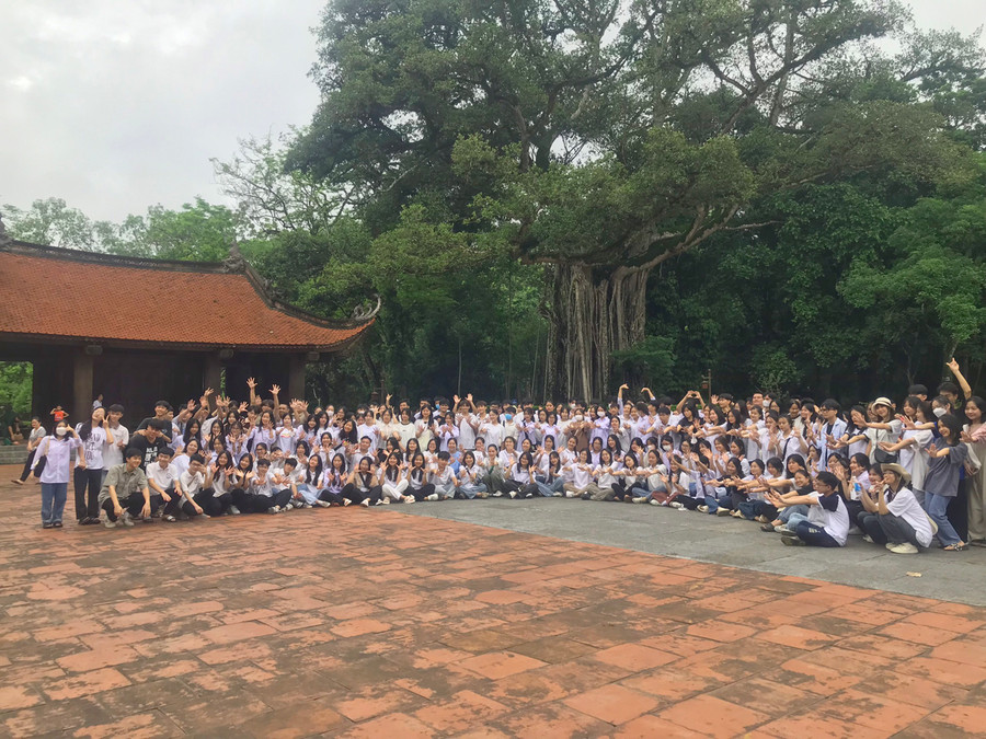 Thầy và trò Trường THPT Dân tộc nội trú tỉnh Thanh Hóa tham quan di tích quốc gia đặc biệt Lam Kinh để giải tỏa áp lực, quyết tâm hơn cho kỳ thi.