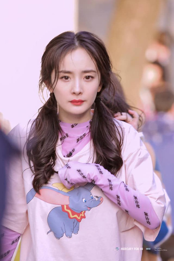 Chỉ cần thay đổi kiểu tóc và cách trang điểm, Dương Mịch trẻ trung bất ngờ ảnh 7 Duong Mich tre hon tuoi 33 nho thay doi kieu toc va cach trang diem hinh anh 7