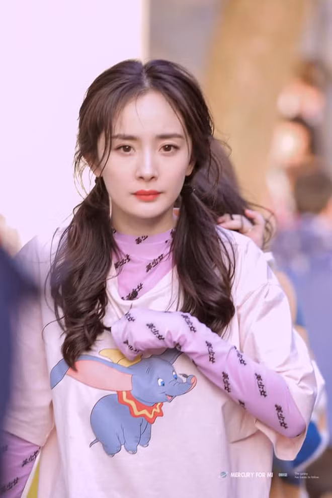 Chỉ cần thay đổi kiểu tóc và cách trang điểm, Dương Mịch trẻ trung bất ngờ ảnh 7 Duong Mich tre hon tuoi 33 nho thay doi kieu toc va cach trang diem hinh anh 7