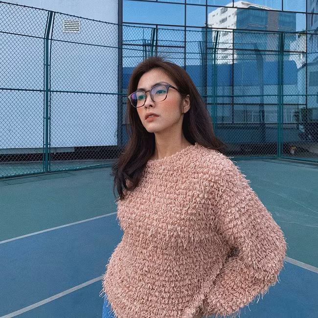 Mặc lại áo cũ, Hà Tăng mix đồ khéo quá nên trẻ ra cả chục tuổi, netizen tưởng là cô sinh viên đại học nào - Ảnh 4.