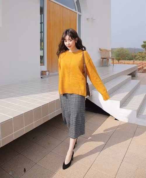 Mùa lạnh, đây là 4 gợi ý diện váy đi làm vừa ấm vừa xinh mà các nàng nên biết-1