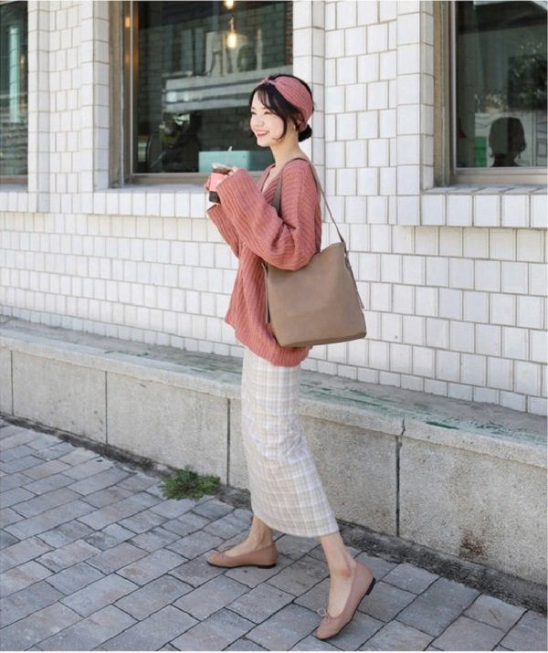 Mùa lạnh, đây là 4 gợi ý diện váy đi làm vừa ấm vừa xinh mà các nàng nên biết-5