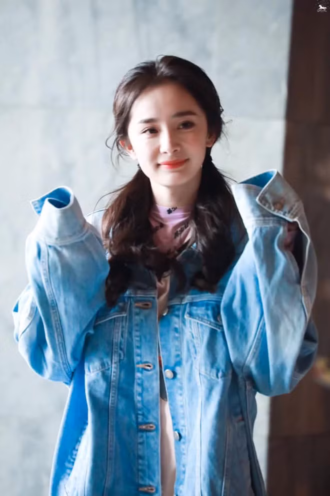 Chỉ cần thay đổi kiểu tóc và cách trang điểm, Dương Mịch trẻ trung bất ngờ ảnh 4 Duong Mich tre hon tuoi 33 nho thay doi kieu toc va cach trang diem hinh anh 4