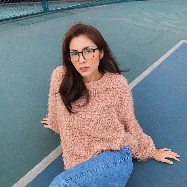 Mặc lại áo cũ, Hà Tăng mix đồ khéo quá nên trẻ ra cả chục tuổi, netizen tưởng là cô sinh viên đại học nào - Ảnh 5.