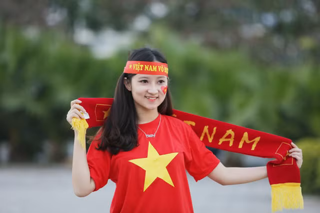 4 fan nữ “xinh như mộng” khiến dân mạng lùng sục năm 2016 ảnh 13