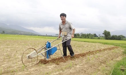 "Kỹ sư chân đất" chế xe gieo đậu