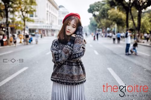 Với gương mặt ưa nhìn cùng biểu cảm linh hoạt khi chụp ảnh, Phương Ngọc luôn biết cách “biến hóa” mình trong mỗi bộ ảnh, đôi khi dịu dàng , đằm thắm, nhưng cũng có lúc cá tính, nổi loạn.