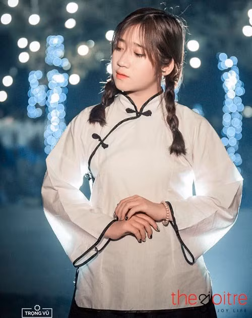 Với gương mặt ưa nhìn cùng biểu cảm linh hoạt khi chụp ảnh, Phương Ngọc luôn biết cách “biến hóa” mình trong mỗi bộ ảnh, đôi khi dịu dàng , đằm thắm, nhưng cũng có lúc cá tính, nổi loạn.