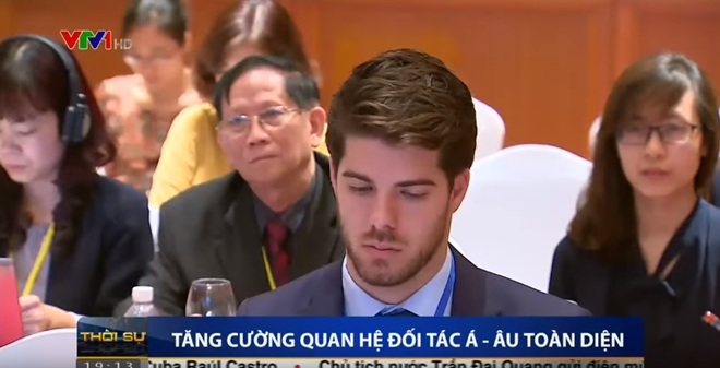 Sébastien Fahrni (Thụy Sĩ) nổi tiếng sau khi xuất hiện 2 giây trên sóng VTV1 tối 20/4 và tiếp tục "đốn tim" không ít thiếu nữ khi lên hình chớp nhoáng vào ngày 26/4. Không chỉ sở hữu ngoại hình thu hút, "trai đẹp Thời sự" còn thông thạo 4 thứ tiếng: Anh, Pháp, Đức, Tây Ban Nha, chơi giỏi nhiều môn thể thao.Ảnh chụp màn hình. Nhung hot boy bong dung noi tieng tren mang hinh anh 1