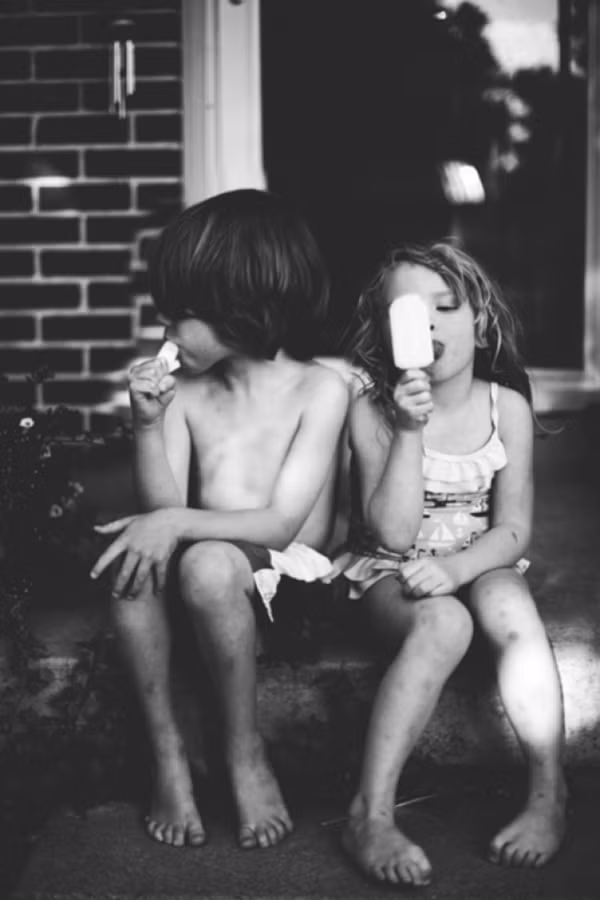 nhung-buc-anh-ve-tinh-cam-anh-chi-em-ruot-thit-khien-ban-cam-thay-am-long-giadinhvietnam.com 11