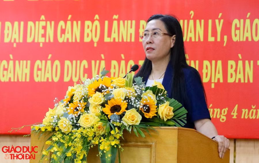 Bà Bùi Thị Quỳnh Vân - Bí thư Tỉnh ủy Quảng Ngãi phát biểu tại buổi đối thoại với ngành giáo dục và đào tạo hồi cuối tháng 4.