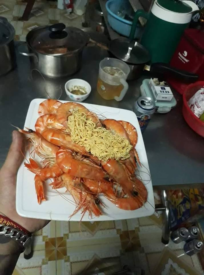 Kinh tế khó khăn mình chỉ ăn mì tôm qua ngày.