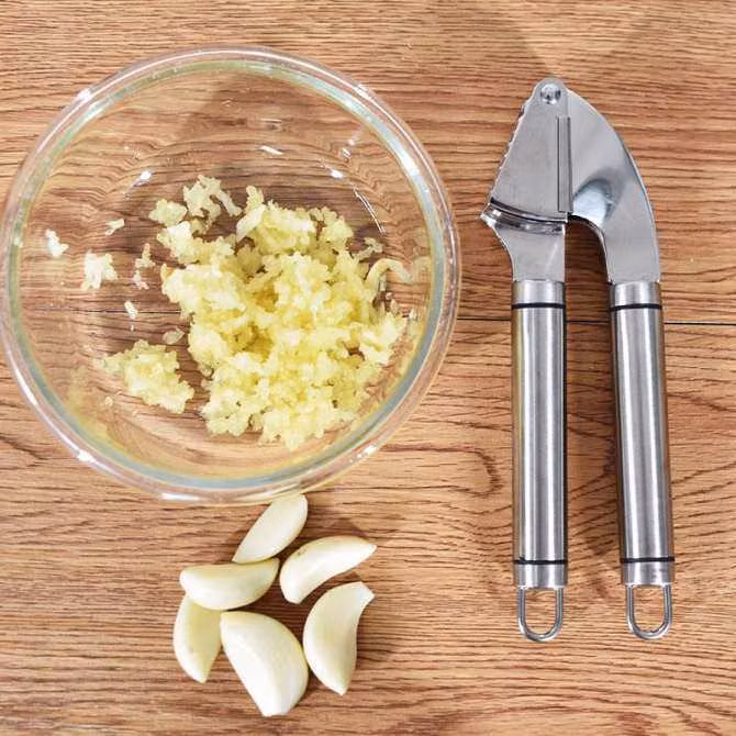 Con quấy khóc cả đêm, mẹ soi đèn tá hỏa thấy cảnh tượng dưới chân con