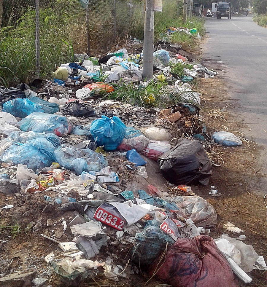 Rác thải tràn cả xuống lòng đường