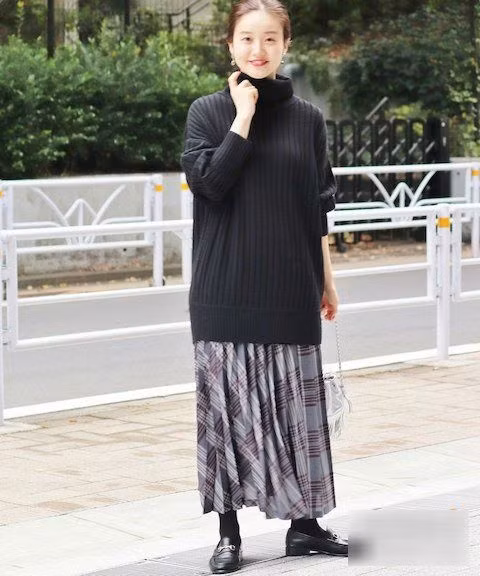 Lên đồ cho ngày lạnh với chân váy xếp ly và loạt áo siêu xinh