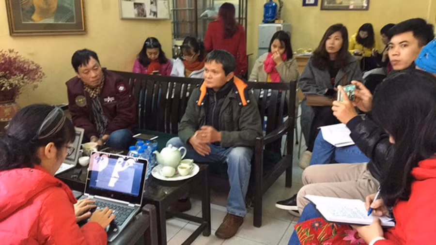 Các nghệ sĩ mệt mỏi chia sẻ với báo chí